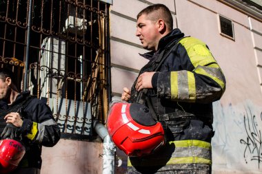 Büyük Rus İHA saldırılarından sonra Kyiv şehir merkezindeki merkez tren istasyonu yakınlarındaki bir binanın cephesi ağır darbe aldı. İtfaiyeciler, Kyiv 'in merkezindeki saldırının olduğu yerdeler.