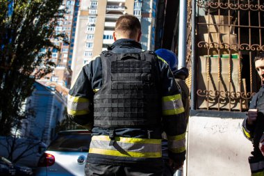 Büyük Rus İHA saldırılarından sonra Kyiv şehir merkezindeki merkez tren istasyonu yakınlarındaki bir binanın cephesi ağır darbe aldı. İtfaiyeciler, Kyiv 'in merkezindeki saldırının olduğu yerdeler.