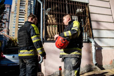 Büyük Rus İHA saldırılarından sonra Kyiv şehir merkezindeki merkez tren istasyonu yakınlarındaki bir binanın cephesi ağır darbe aldı. İtfaiyeciler, Kyiv 'in merkezindeki saldırının olduğu yerdeler.