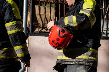 Büyük Rus İHA saldırılarından sonra Kyiv şehir merkezindeki merkez tren istasyonu yakınlarındaki bir binanın cephesi ağır darbe aldı. İtfaiyeciler, Kyiv 'in merkezindeki saldırının olduğu yerdeler.