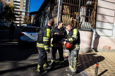 Büyük Rus İHA saldırılarından sonra Kyiv şehir merkezindeki merkez tren istasyonu yakınlarındaki bir binanın cephesi ağır darbe aldı. İtfaiyeciler, Kyiv 'in merkezindeki saldırının olduğu yerdeler.