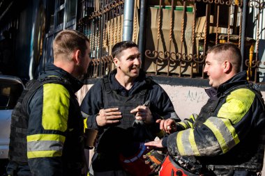 Büyük Rus İHA saldırılarından sonra Kyiv şehir merkezindeki merkez tren istasyonu yakınlarındaki bir binanın cephesi ağır darbe aldı. İtfaiyeciler, Kyiv 'in merkezindeki saldırının olduğu yerdeler.