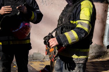 Büyük Rus İHA saldırılarından sonra Kyiv şehir merkezindeki merkez tren istasyonu yakınlarındaki bir binanın cephesi ağır darbe aldı. İtfaiyeciler, Kyiv 'in merkezindeki saldırının olduğu yerdeler.