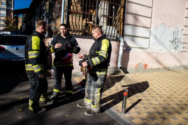 Büyük Rus İHA saldırılarından sonra Kyiv şehir merkezindeki merkez tren istasyonu yakınlarındaki bir binanın cephesi ağır darbe aldı. İtfaiyeciler, Kyiv 'in merkezindeki saldırının olduğu yerdeler.