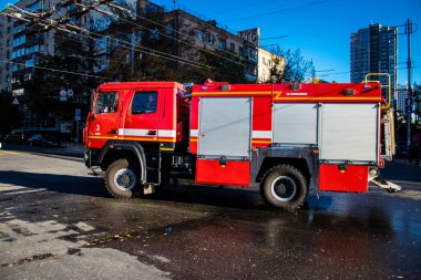 Büyük Rus İHA saldırılarından sonra Kyiv şehir merkezindeki merkez tren istasyonu yakınlarındaki bir binanın cephesi ağır darbe aldı. İtfaiyeciler, Kyiv 'in merkezindeki saldırının olduğu yerdeler.
