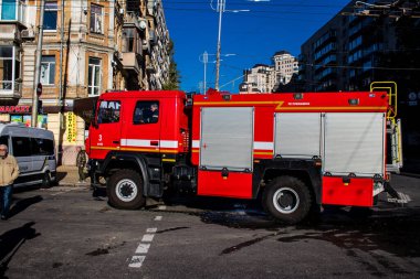 Büyük Rus İHA saldırılarından sonra Kyiv şehir merkezindeki merkez tren istasyonu yakınlarındaki bir binanın cephesi ağır darbe aldı. İtfaiyeciler, Kyiv 'in merkezindeki saldırının olduğu yerdeler.