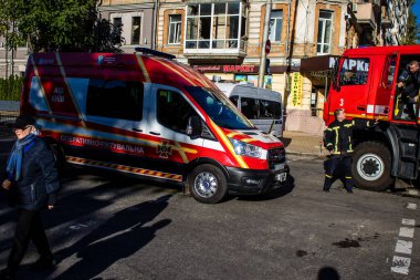 Büyük Rus İHA saldırılarından sonra Kyiv şehir merkezindeki merkez tren istasyonu yakınlarındaki bir binanın cephesi ağır darbe aldı. İtfaiyeciler, Kyiv 'in merkezindeki saldırının olduğu yerdeler.