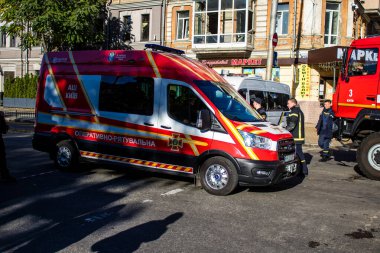 Büyük Rus İHA saldırılarından sonra Kyiv şehir merkezindeki merkez tren istasyonu yakınlarındaki bir binanın cephesi ağır darbe aldı. İtfaiyeciler, Kyiv 'in merkezindeki saldırının olduğu yerdeler.