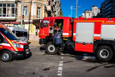 Büyük Rus İHA saldırılarından sonra Kyiv şehir merkezindeki merkez tren istasyonu yakınlarındaki bir binanın cephesi ağır darbe aldı. İtfaiyeciler, Kyiv 'in merkezindeki saldırının olduğu yerdeler.