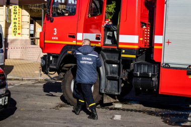 Büyük Rus İHA saldırılarından sonra Kyiv şehir merkezindeki merkez tren istasyonu yakınlarındaki bir binanın cephesi ağır darbe aldı. İtfaiyeciler, Kyiv 'in merkezindeki saldırının olduğu yerdeler.