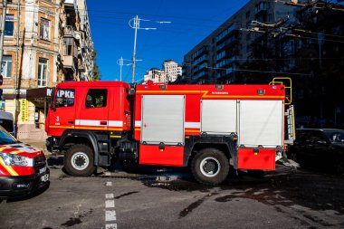 Büyük Rus İHA saldırılarından sonra Kyiv şehir merkezindeki merkez tren istasyonu yakınlarındaki bir binanın cephesi ağır darbe aldı. İtfaiyeciler, Kyiv 'in merkezindeki saldırının olduğu yerdeler.