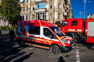 Büyük Rus İHA saldırılarından sonra Kyiv şehir merkezindeki merkez tren istasyonu yakınlarındaki bir binanın cephesi ağır darbe aldı. İtfaiyeciler, Kyiv 'in merkezindeki saldırının olduğu yerdeler.