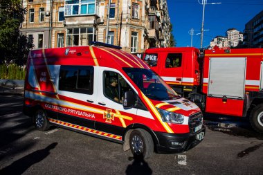 Büyük Rus İHA saldırılarından sonra Kyiv şehir merkezindeki merkez tren istasyonu yakınlarındaki bir binanın cephesi ağır darbe aldı. İtfaiyeciler, Kyiv 'in merkezindeki saldırının olduğu yerdeler.