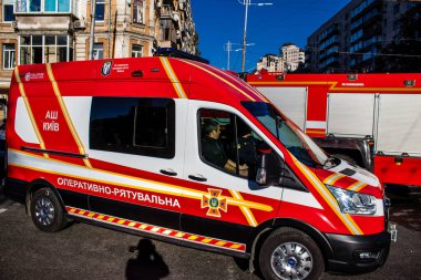 Büyük Rus İHA saldırılarından sonra Kyiv şehir merkezindeki merkez tren istasyonu yakınlarındaki bir binanın cephesi ağır darbe aldı. İtfaiyeciler, Kyiv 'in merkezindeki saldırının olduğu yerdeler.