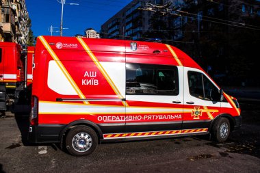 Büyük Rus İHA saldırılarından sonra Kyiv şehir merkezindeki merkez tren istasyonu yakınlarındaki bir binanın cephesi ağır darbe aldı. İtfaiyeciler, Kyiv 'in merkezindeki saldırının olduğu yerdeler.