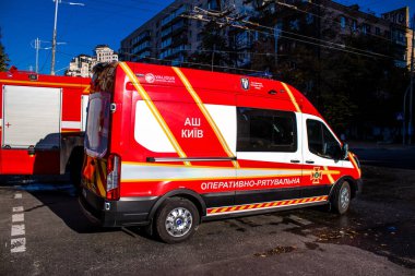 Büyük Rus İHA saldırılarından sonra Kyiv şehir merkezindeki merkez tren istasyonu yakınlarındaki bir binanın cephesi ağır darbe aldı. İtfaiyeciler, Kyiv 'in merkezindeki saldırının olduğu yerdeler.