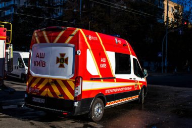 Büyük Rus İHA saldırılarından sonra Kyiv şehir merkezindeki merkez tren istasyonu yakınlarındaki bir binanın cephesi ağır darbe aldı. İtfaiyeciler, Kyiv 'in merkezindeki saldırının olduğu yerdeler.