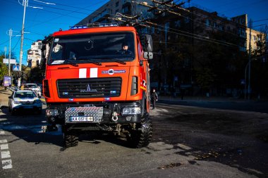 Büyük Rus İHA saldırılarından sonra Kyiv şehir merkezindeki merkez tren istasyonu yakınlarındaki bir binanın cephesi ağır darbe aldı. İtfaiyeciler, Kyiv 'in merkezindeki saldırının olduğu yerdeler.