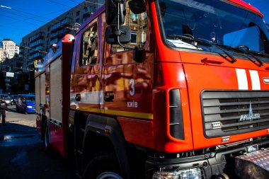 Büyük Rus İHA saldırılarından sonra Kyiv şehir merkezindeki merkez tren istasyonu yakınlarındaki bir binanın cephesi ağır darbe aldı. İtfaiyeciler, Kyiv 'in merkezindeki saldırının olduğu yerdeler.