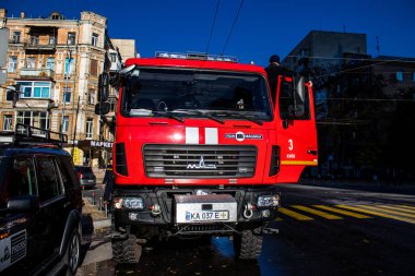 Büyük Rus İHA saldırılarından sonra Kyiv şehir merkezindeki merkez tren istasyonu yakınlarındaki bir binanın cephesi ağır darbe aldı. İtfaiyeciler, Kyiv 'in merkezindeki saldırının olduğu yerdeler.