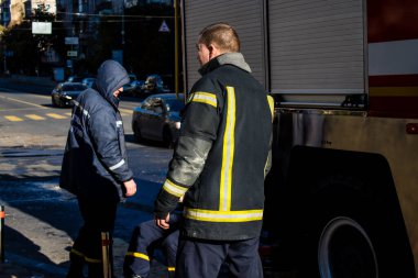 Büyük Rus İHA saldırılarından sonra Kyiv şehir merkezindeki merkez tren istasyonu yakınlarındaki bir binanın cephesi ağır darbe aldı. İtfaiyeciler, Kyiv 'in merkezindeki saldırının olduğu yerdeler.