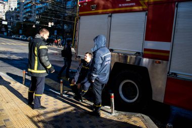 Büyük Rus İHA saldırılarından sonra Kyiv şehir merkezindeki merkez tren istasyonu yakınlarındaki bir binanın cephesi ağır darbe aldı. İtfaiyeciler, Kyiv 'in merkezindeki saldırının olduğu yerdeler.