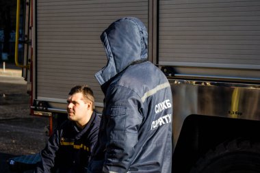 Büyük Rus İHA saldırılarından sonra Kyiv şehir merkezindeki merkez tren istasyonu yakınlarındaki bir binanın cephesi ağır darbe aldı. İtfaiyeciler, Kyiv 'in merkezindeki saldırının olduğu yerdeler.