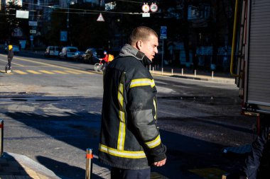 Büyük Rus İHA saldırılarından sonra Kyiv şehir merkezindeki merkez tren istasyonu yakınlarındaki bir binanın cephesi ağır darbe aldı. İtfaiyeciler, Kyiv 'in merkezindeki saldırının olduğu yerdeler.