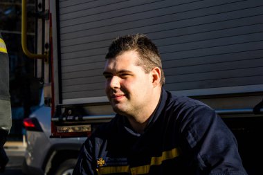 Büyük Rus İHA saldırılarından sonra Kyiv şehir merkezindeki merkez tren istasyonu yakınlarındaki bir binanın cephesi ağır darbe aldı. İtfaiyeciler, Kyiv 'in merkezindeki saldırının olduğu yerdeler.