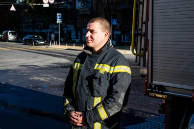 Büyük Rus İHA saldırılarından sonra Kyiv şehir merkezindeki merkez tren istasyonu yakınlarındaki bir binanın cephesi ağır darbe aldı. İtfaiyeciler, Kyiv 'in merkezindeki saldırının olduğu yerdeler.