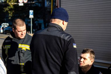 Büyük Rus İHA saldırılarından sonra Kyiv şehir merkezindeki merkez tren istasyonu yakınlarındaki bir binanın cephesi ağır darbe aldı. İtfaiyeciler, Kyiv 'in merkezindeki saldırının olduğu yerdeler.