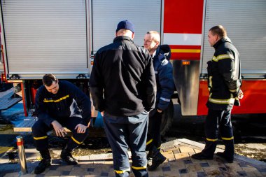 Büyük Rus İHA saldırılarından sonra Kyiv şehir merkezindeki merkez tren istasyonu yakınlarındaki bir binanın cephesi ağır darbe aldı. İtfaiyeciler, Kyiv 'in merkezindeki saldırının olduğu yerdeler.