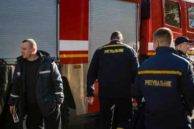 Büyük Rus İHA saldırılarından sonra Kyiv şehir merkezindeki merkez tren istasyonu yakınlarındaki bir binanın cephesi ağır darbe aldı. İtfaiyeciler, Kyiv 'in merkezindeki saldırının olduğu yerdeler.