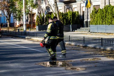 Büyük Rus İHA saldırılarından sonra Kyiv şehir merkezindeki merkez tren istasyonu yakınlarındaki bir binanın cephesi ağır darbe aldı. İtfaiyeciler, Kyiv 'in merkezindeki saldırının olduğu yerdeler.