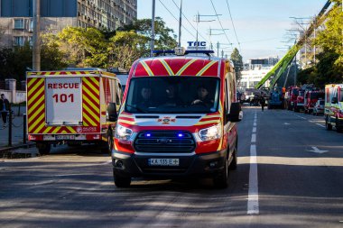 Büyük Rus İHA saldırılarından sonra Kyiv şehir merkezindeki merkez tren istasyonu yakınlarındaki bir binanın cephesi ağır darbe aldı. İtfaiyeciler, Kyiv 'in merkezindeki saldırının olduğu yerdeler.