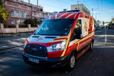 Büyük Rus İHA saldırılarından sonra Kyiv şehir merkezindeki merkez tren istasyonu yakınlarındaki bir binanın cephesi ağır darbe aldı. İtfaiyeciler, Kyiv 'in merkezindeki saldırının olduğu yerdeler.