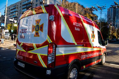 Büyük Rus İHA saldırılarından sonra Kyiv şehir merkezindeki merkez tren istasyonu yakınlarındaki bir binanın cephesi ağır darbe aldı. İtfaiyeciler, Kyiv 'in merkezindeki saldırının olduğu yerdeler.