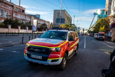 Büyük Rus İHA saldırılarından sonra Kyiv şehir merkezindeki merkez tren istasyonu yakınlarındaki bir binanın cephesi ağır darbe aldı. İtfaiyeciler, Kyiv 'in merkezindeki saldırının olduğu yerdeler.