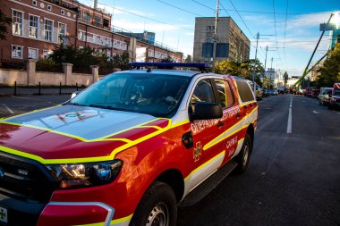 Büyük Rus İHA saldırılarından sonra Kyiv şehir merkezindeki merkez tren istasyonu yakınlarındaki bir binanın cephesi ağır darbe aldı. İtfaiyeciler, Kyiv 'in merkezindeki saldırının olduğu yerdeler.