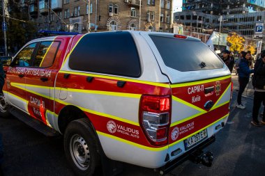 Büyük Rus İHA saldırılarından sonra Kyiv şehir merkezindeki merkez tren istasyonu yakınlarındaki bir binanın cephesi ağır darbe aldı. İtfaiyeciler, Kyiv 'in merkezindeki saldırının olduğu yerdeler.