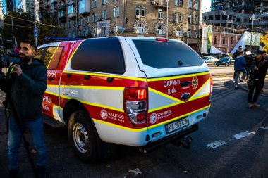 Büyük Rus İHA saldırılarından sonra Kyiv şehir merkezindeki merkez tren istasyonu yakınlarındaki bir binanın cephesi ağır darbe aldı. İtfaiyeciler, Kyiv 'in merkezindeki saldırının olduğu yerdeler.