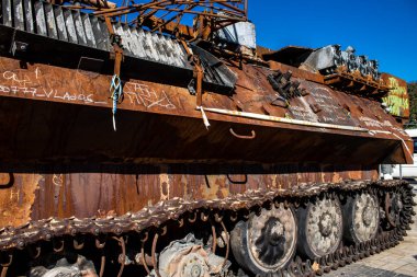 Yok edilen Rus askeri donanım sergisi, Rusya 'nın 2022 yılında Ukrayna' yı işgali sırasında ele geçirilen ve imha edilen Rus askeri teçhizatlarının yer aldığı açık hava sergisi.