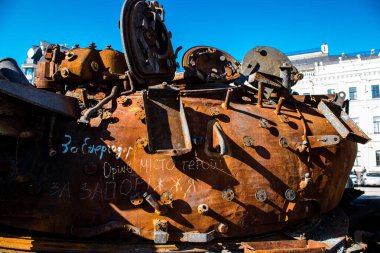 Yok edilen Rus askeri donanım sergisi, Rusya 'nın 2022 yılında Ukrayna' yı işgali sırasında ele geçirilen ve imha edilen Rus askeri teçhizatlarının yer aldığı açık hava sergisi.