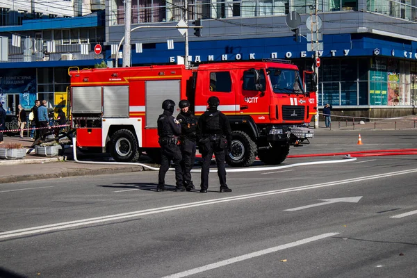Büyük Rus İHA saldırılarından sonra Kyiv şehir merkezindeki merkez tren istasyonu yakınlarındaki bir binanın cephesi ağır darbe aldı. İtfaiyeciler, Kyiv 'in merkezindeki saldırının olduğu yerdeler.