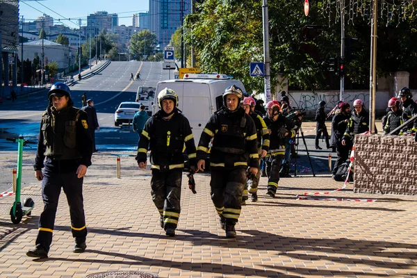 Büyük Rus İHA saldırılarından sonra Kyiv şehir merkezindeki merkez tren istasyonu yakınlarındaki bir binanın cephesi ağır darbe aldı. İtfaiyeciler, Kyiv 'in merkezindeki saldırının olduğu yerdeler.