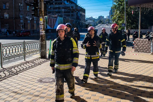 Büyük Rus İHA saldırılarından sonra Kyiv şehir merkezindeki merkez tren istasyonu yakınlarındaki bir binanın cephesi ağır darbe aldı. İtfaiyeciler, Kyiv 'in merkezindeki saldırının olduğu yerdeler.