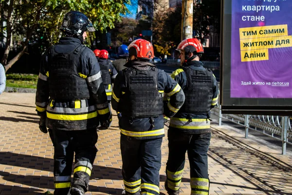 Büyük Rus İHA saldırılarından sonra Kyiv şehir merkezindeki merkez tren istasyonu yakınlarındaki bir binanın cephesi ağır darbe aldı. İtfaiyeciler, Kyiv 'in merkezindeki saldırının olduğu yerdeler.