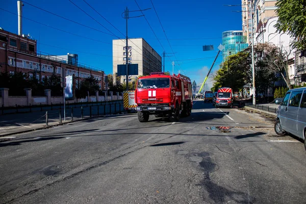 Büyük Rus İHA saldırılarından sonra Kyiv şehir merkezindeki merkez tren istasyonu yakınlarındaki bir binanın cephesi ağır darbe aldı. İtfaiyeciler, Kyiv 'in merkezindeki saldırının olduğu yerdeler.
