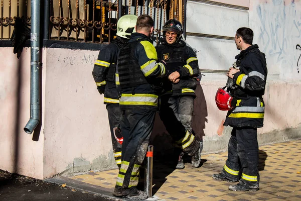 Büyük Rus İHA saldırılarından sonra Kyiv şehir merkezindeki merkez tren istasyonu yakınlarındaki bir binanın cephesi ağır darbe aldı. İtfaiyeciler, Kyiv 'in merkezindeki saldırının olduğu yerdeler.