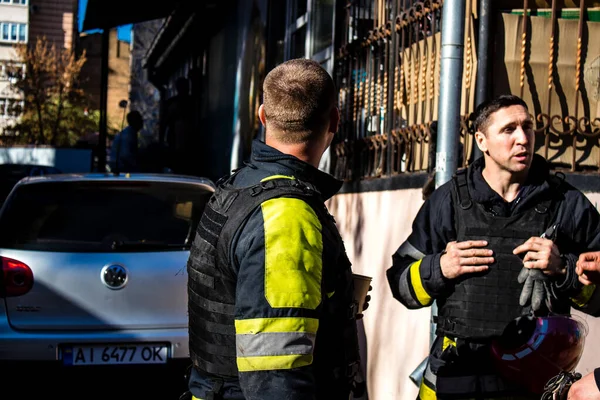 Büyük Rus İHA saldırılarından sonra Kyiv şehir merkezindeki merkez tren istasyonu yakınlarındaki bir binanın cephesi ağır darbe aldı. İtfaiyeciler, Kyiv 'in merkezindeki saldırının olduğu yerdeler.